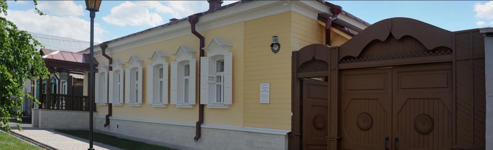 Постер Музейное занятие в выставочном пространстве. Роспись на холсте: Витражные ромашки в Оренбурге