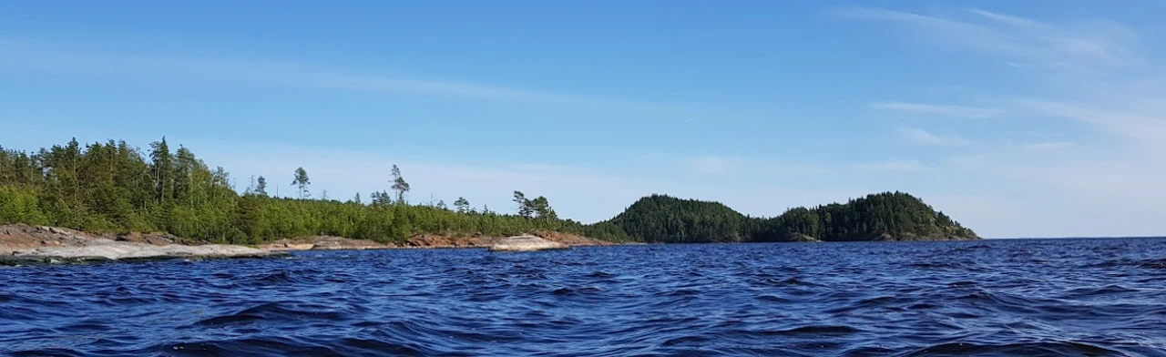 Постер Карельская сказка: водопады, хаски, олени, водная прогулка по Ладожским шхерам на катере, знакомство с лютеранской кирхой. в Санкт-Петербурге