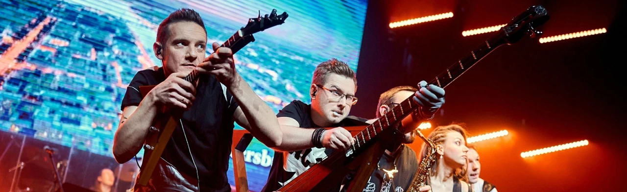 Постер Новогодняя дискотека с Bis-Quit Band: Хиты 80-х, 90-х, 2000-х в Санкт-Петербурге