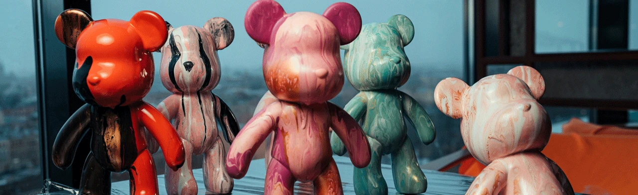 Постер Роспись мишки Bearbricks в технике флюид-арт в ресторане Сплетни Бар Анны Асти в Санкт-Петербурге