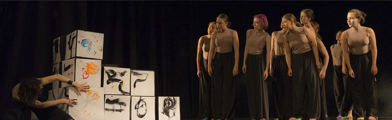 Постер Посещение занятий (2 раза в неделю) в ансамбле современного танца Отражение