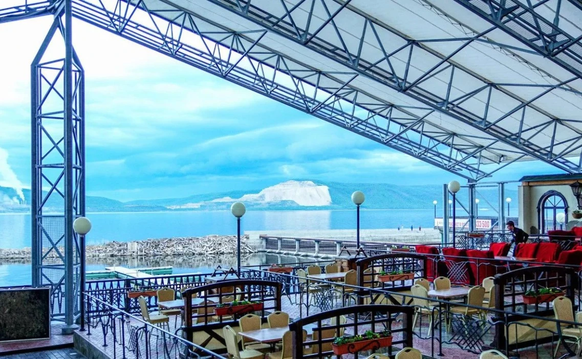 Постер площадки Новая Волна. Летняя терраса ресторана Амбар