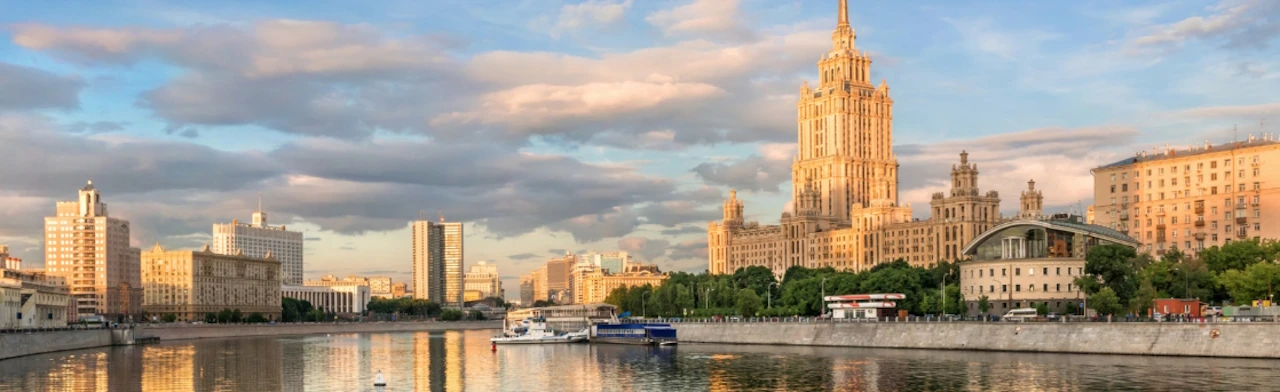 Постер Сталинские высотки: символ советской эпохи в Москве