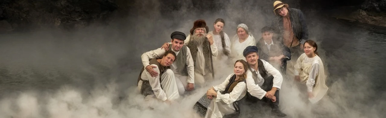 Постер Одна абсолютно счастливая деревня в Москве