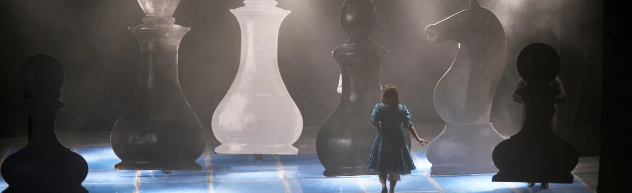 Постер Алиса в Зазеркалье в Москве