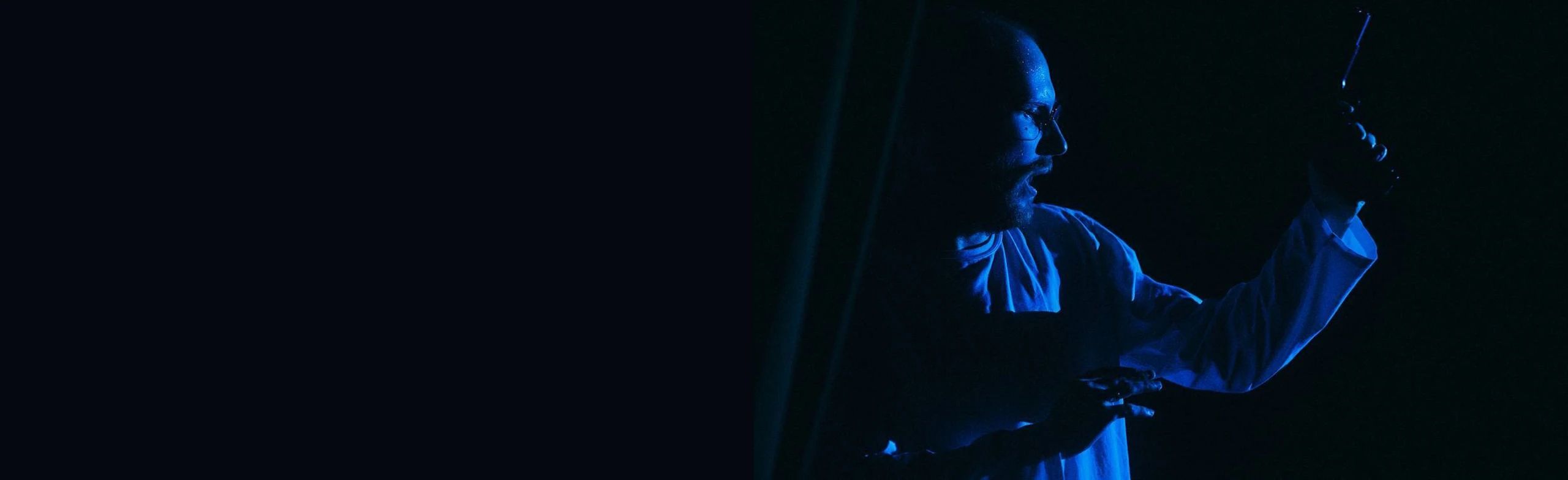 Постер Смех в темноте в Москве