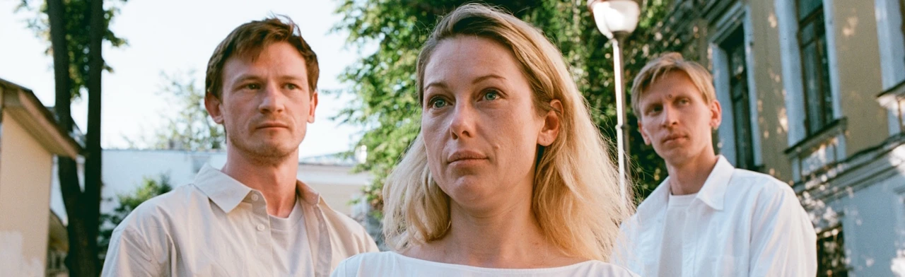 Постер Летние осы кусают нас даже в ноябре в Москве