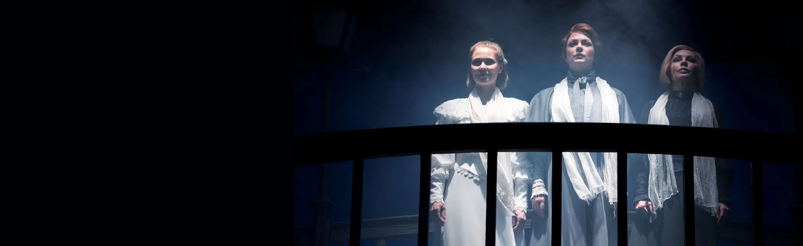 Постер Три сестры в Москве