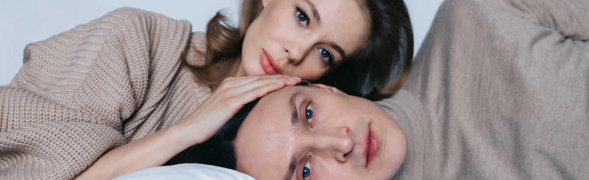 Постер Двое на качелях в Москве