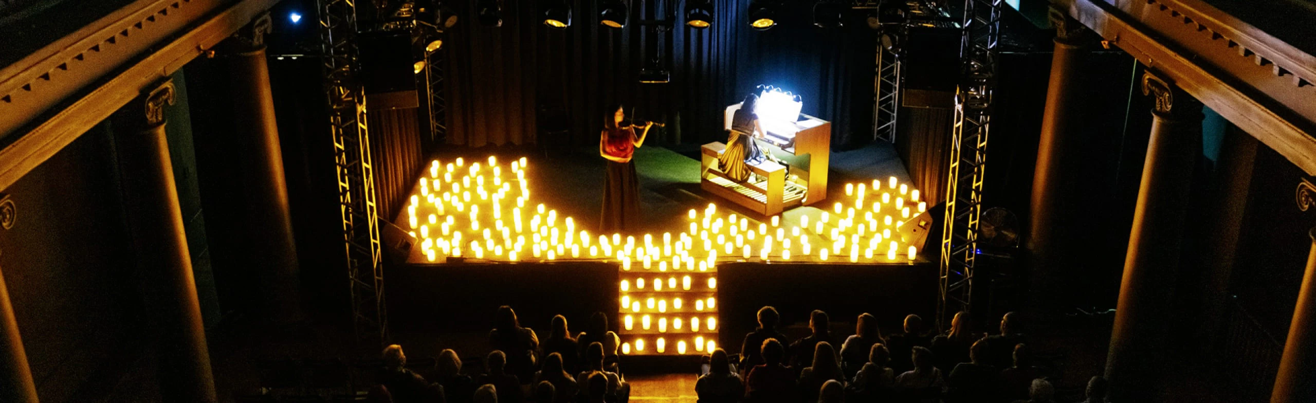 Постер Орган при свечах