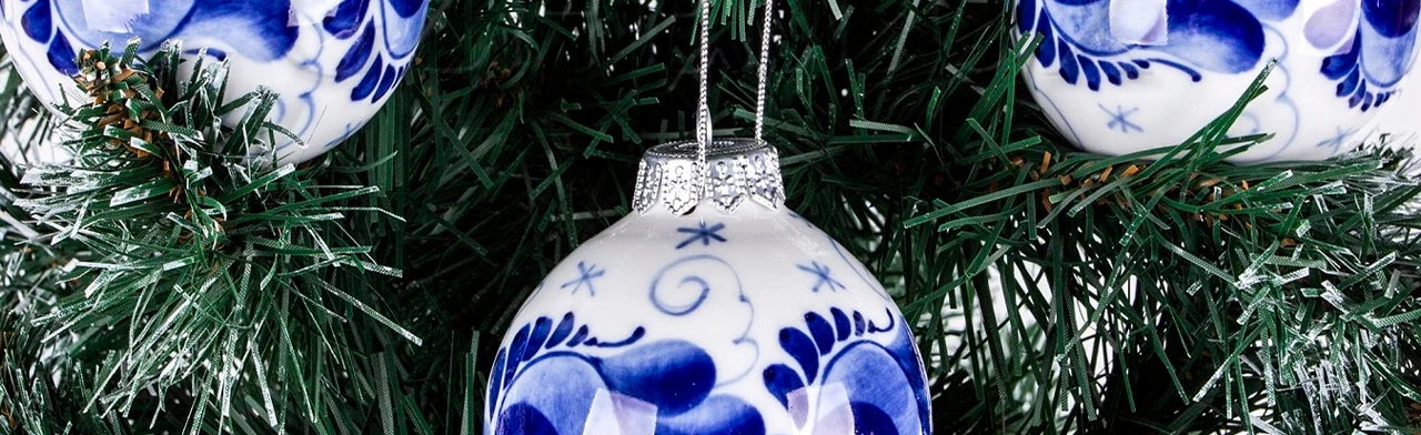 Постер Гжельская магия. Мастер-класс по росписи елочной игрушки