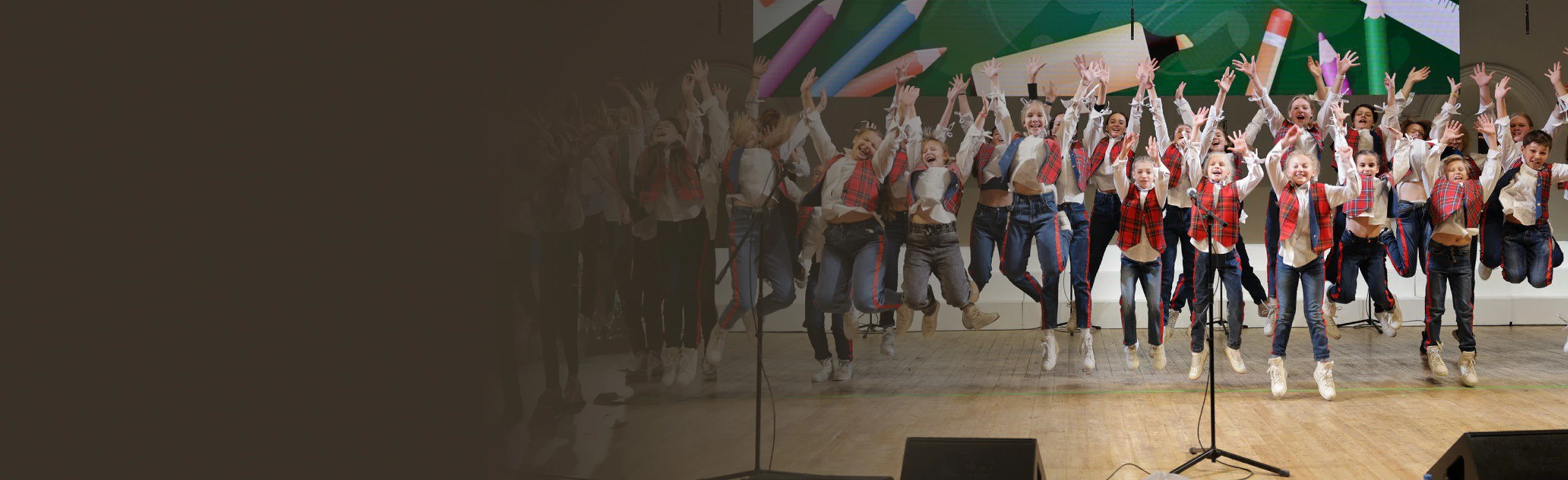 Постер Новогодний концерт детского хора Новые имена, "В погоне за детством"